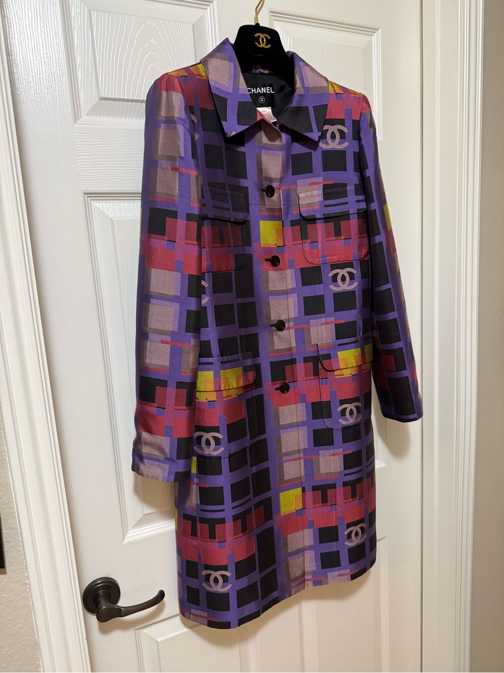 Chic CHANEL Silk Geometric Trench Coat - Picture 7 of 9